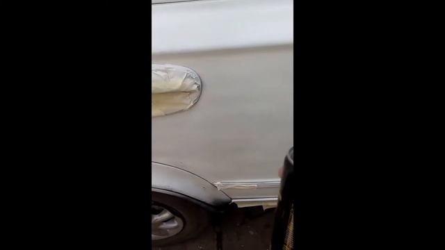 Как покрасить машину баллончиком !? Можно ли ? Ваз - 2106 НА УЛИЦЕ ! БЮДЖЕТНАЯ ПОКРАСКА ! смотреть онлайн