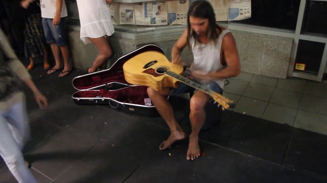 ИГРАЕТ НА ГИТАРЕ КАК НА БАРАБАНЕ ► Уличный Гитарист, Мельбурн смотреть онлайн