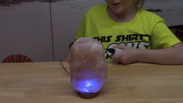 СОЛЕВАЯ ЛАМПА ИЗ ЦЕЛЬНОГО КУСКА НАТУРАЛЬНОЙ СОЛИ...SALT LAMP смотреть онлайн