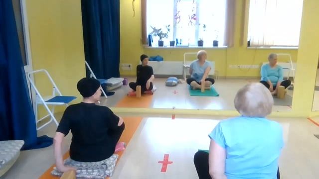 Дамы в возрасте занимаются йогой. Повороты и наклоны с прямой спиной сидя на коврике смотреть онлайн