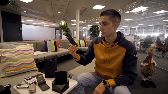 Гибкий Motorola RAZR — первый обзор смотреть онлайн