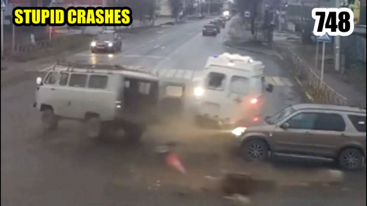 Stupid driving mistakes 748 (November 2022 English subtitles) смотреть онлайн