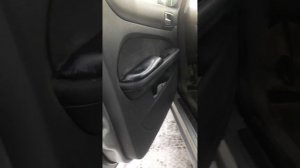 на морозе не закрывается  дверь в машине.