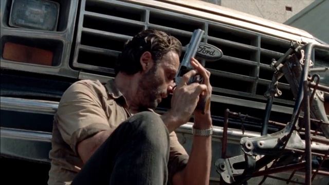 Michonne and Rick go to the police station to find some weapons смотреть онлайн