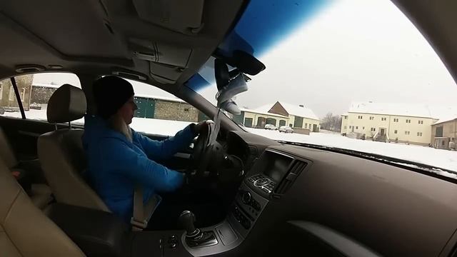 Blonde Girl Drifting in Snow - Infiniti G37X смотреть онлайн