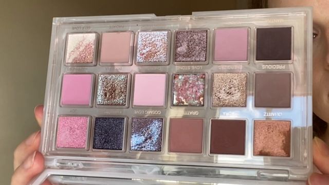 NEW HUDA BEAUTY ROSE QUARTZ PALETTE REVIEW AND SWATCHES смотреть онлайн