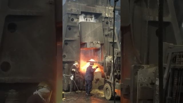 Giant Steam Forging Hammer In Chicago -- Огромный Кузнечный молот в Чикаго США