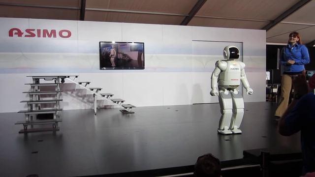 ASIMO demo by Honda @ EAA AirVenture 2012 v1 смотреть онлайн