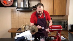 Готовим вместе с детьми молочный коктейль без мороженого: Десерт за 5 минут (ENG SUBs)