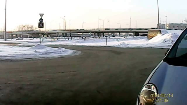 не ржите... самой смешно.. две девчонки на 2х малявках дорогу не поделили XD