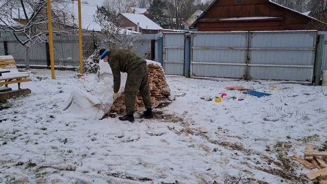 Сделали собаке Ханне террасу, доделали утепленную будку, нашли не прошенных гостей в гараже. С. 28 смотреть онлайн
