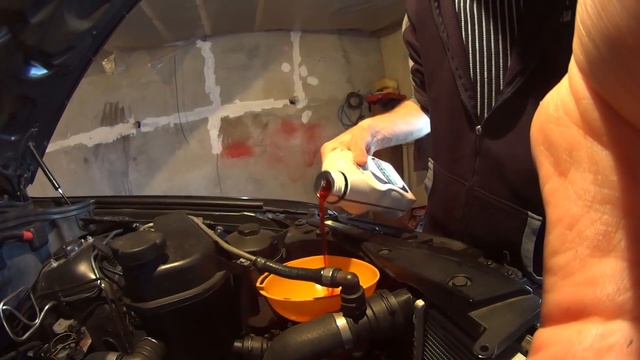 Замена жидкости ГУР на BMW E53 смотреть онлайн