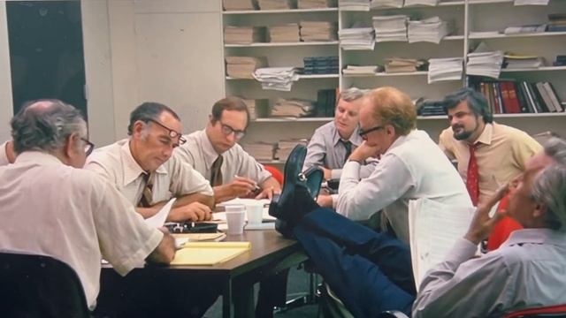 Washington Post reporters laugh at Watergate story in All the President's Men смотреть онлайн