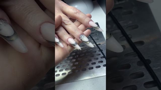 Стразы на ногтях, выкладной френч, наращивание ногтей, длинные ногти смотреть онлайн
