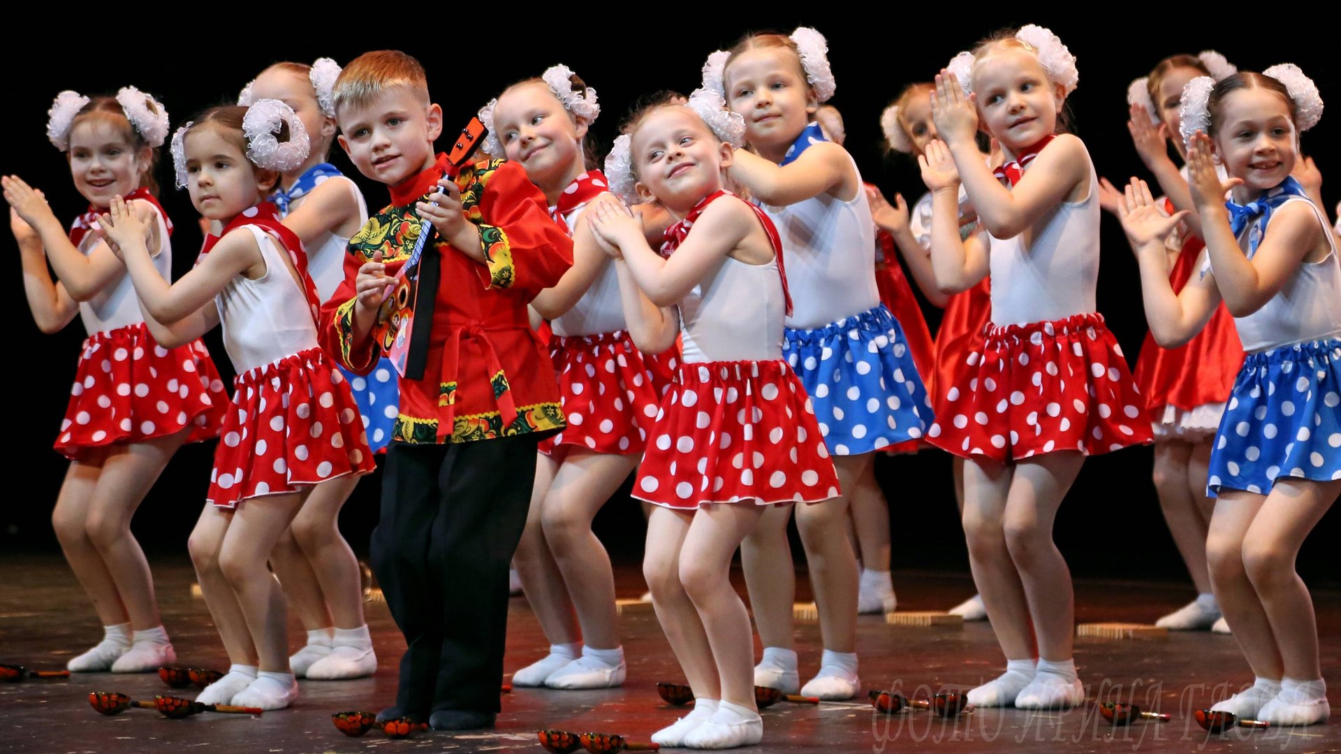 "Весёлые матрёшки", Ансамбль Локтева. "Funny nesting dolls", Loktev Ensemble. смотреть онлайн