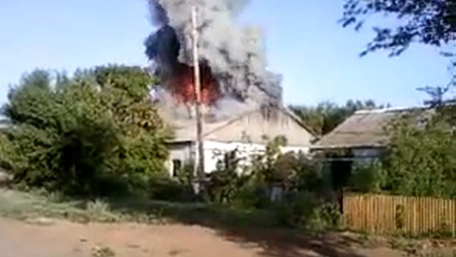 Пожар , загорелась крыша. продолжение пожара, пожарных нет до сих пор смотреть онлайн