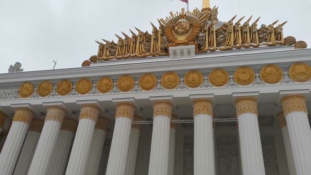 16 советских гербов (1-всесоюзный, 15 - советских республик). ВДНХ. Москва. 23.01.2021