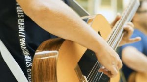 Антонио Бандерас на гитаре