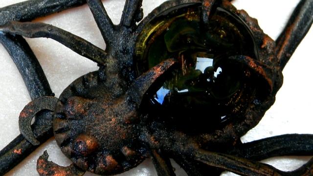 Кованый паук на паутине из металла, художественная ковка и стекло смотреть онлайн