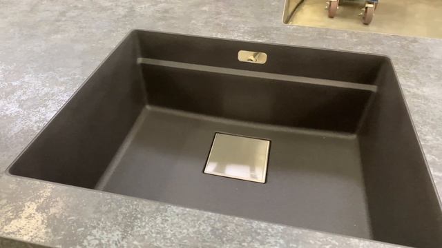 Odissey | Широкая столешница из ламината ME 477 изготовлена единой деталью с мойкой из керамогранит смотреть онлайн