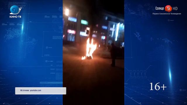 6.11.2019 В центре Южно-Сахалинска загорелась опора светофора смотреть онлайн