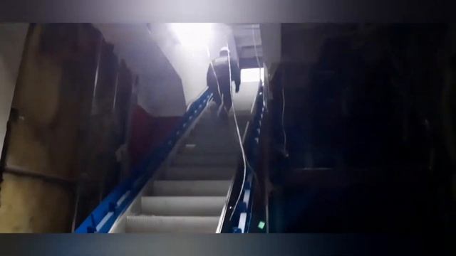 Демонтаж почти нового эскалатора. Демонтаж ступеней. смотреть онлайн