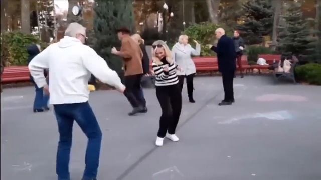 АХ ТЮЛЬПАНЫ,НЕЖНЫЕ ЦВЕТЫ ?ХАРЬКОВ ТАНЦЫ В ПАРКЕ УКРАИНА смотреть онлайн