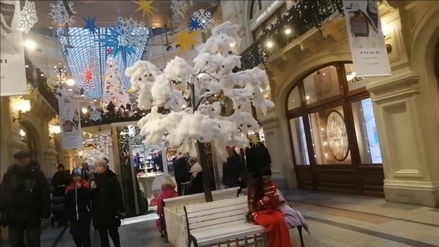 А в ГУМе есть что посмотреть и без ёлок... смотреть онлайн