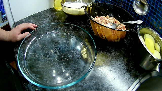 Фрикадельки с картошкой в сметане