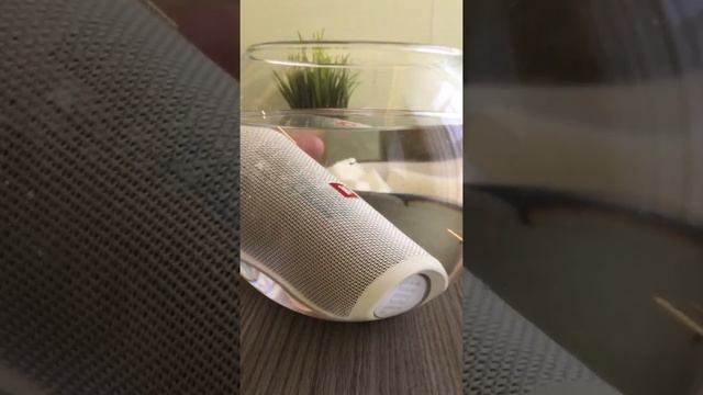 Тест колонки JBL FLIP4 на водонепроницаемость смотреть онлайн