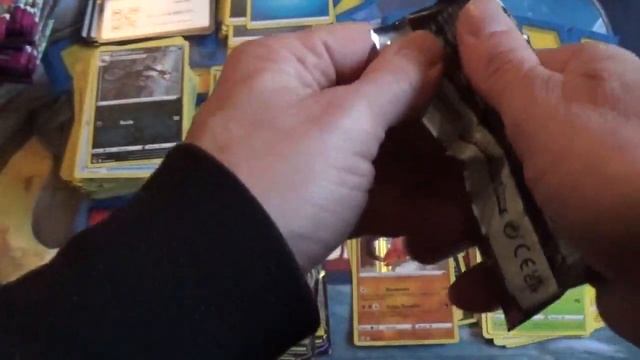 Ouverture d'une boîte de 36 boosters EB08 Poing de Fusion, cartes Pokemon épée et bouclier смотреть онлайн