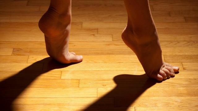 Звук шагов по ламинату, без интервала.