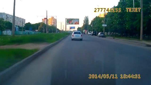 Машина ГАИ едет на желтый цвет светофора, Харьков смотреть онлайн