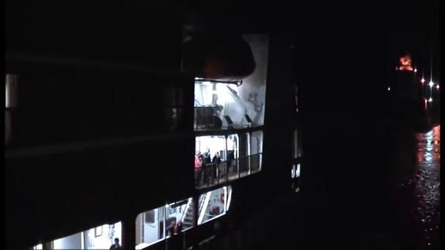 Теплоход "Мустай Карим" в Канале Имени Москвы ночью. смотреть онлайн