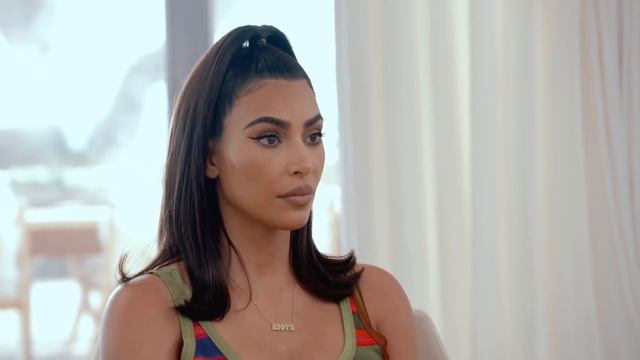 Kourtney and Kim Argue Over the Nanny's Behavior | Season 20 | Keeping Up With The Kardashians смотреть онлайн