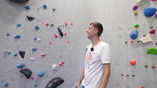 Short vs Tall bouldering competition! Does height REALLY matter in climbing? смотреть онлайн