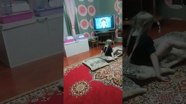 Как стоять на голове и делать шпагат смотреть онлайн