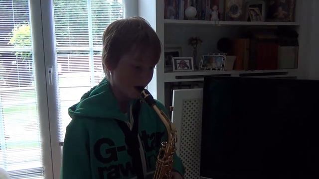 Junge 11 Jahr spielt New Soul Altsaxophon смотреть онлайн