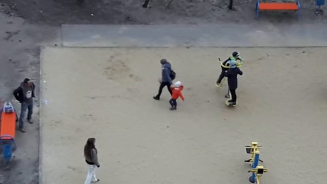 "Муравейник" гудит у нас во дворе. Маленькая девочка пришла с мамой на взрослые тренажеры. смотреть онлайн