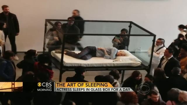 Overtired art? Tilda Swinton sleeps in NYC museum смотреть онлайн