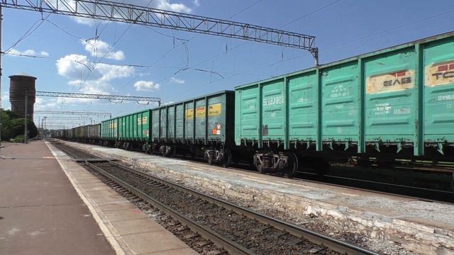 "Самый старый" ВЛ80С-002/398 с грузовым поездом следует по станции Миллерово смотреть онлайн