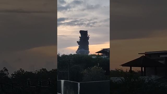 estátua hindu gigante, Bali Indonesia / Giant hindu statue Vishnu Garuda Wisnu Kencana Park смотреть онлайн