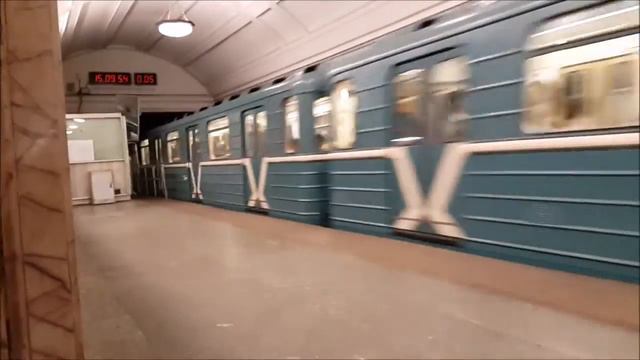 Состав типа 81-717/714 отправляется со станции Белорусская смотреть онлайн