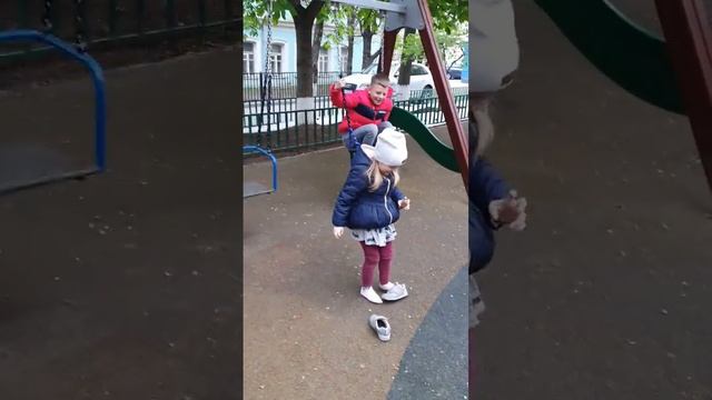 Как правильно качаться на таких качелях покажу в конце ролика ? смотреть онлайн