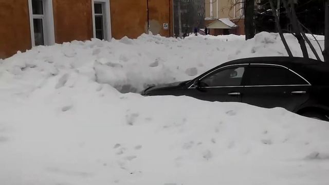 Так убирают снег в Новосибирских дворах смотреть онлайн