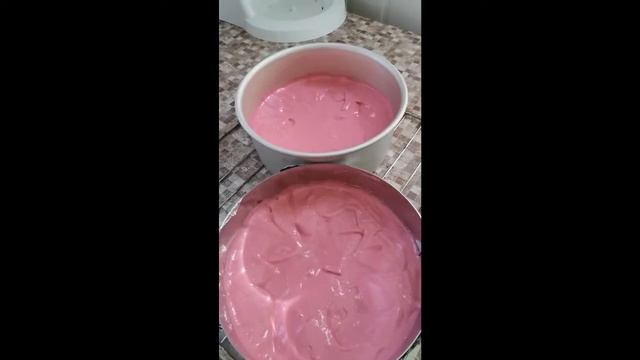 Рецепт торта розовый / красный бархат по шагам, крем Чиз и сюрприз из М&М денс смотреть онлайн