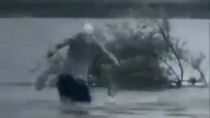 Ржач бежит бабка с сумками по оби