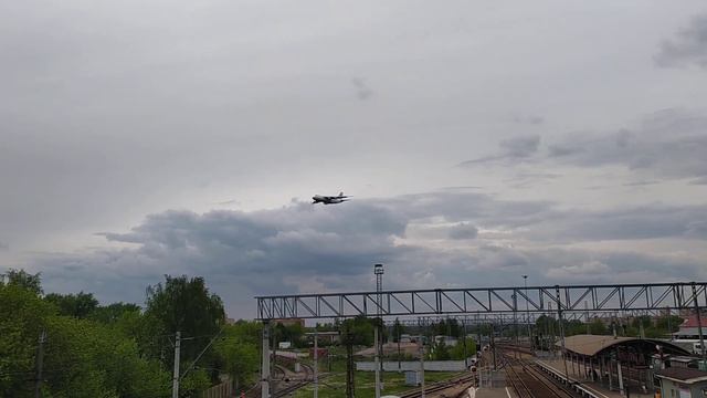 Заход на посадку АН-124 в Чкаловский над станцией Щёлково смотреть онлайн
