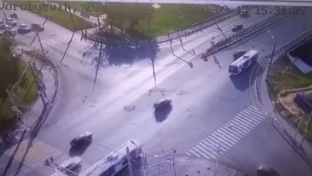 Момент ДТП у Дома мод смотреть онлайн