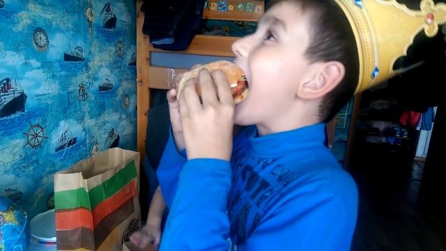 Видео Кирилла Крестова. Обзор детского обеда из БургерКинга. Кража колы. смотреть онлайн